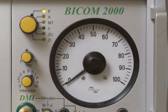 Hier is het meetpaneel met de meter en diverse schakelaars etc. van de BICOM afgebeeld.