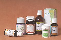 Een opname van een aantal potjes met preparaten bedoeld voor fytotherapie.