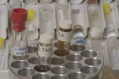 Deze opname toont de testwabe met een aantal glazen testbuisjes van meer dichtbij.