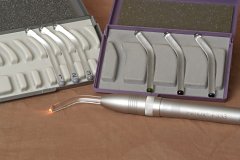 Op deze foto staan twee sets gebogen glazen lichtgeleiders die de Kleurenpunctuur lichtset verder uitbreiden.